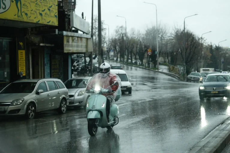 Καταιγίδες για πολλές ώρες σήμερα στην Αθήνα – Τι ώρα και πού θα ανοίξουν οι ουρανοί