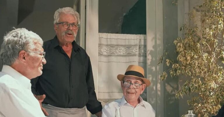 Παππούδες στην Κρήτη ανοίγουν «beef» με τις ράπερ γιαγιάδες και τραγουδούν με τον Μαμαλάκη