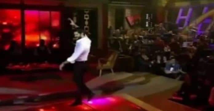 Τούρκος σηκώνεται να χορέψει βαρύ ελληνικό ζεϊμπέκικο! Λίγο μετά γίνεται η… αποκάλυψη