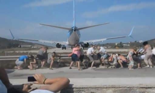 Τρομακτικό βίντεο από απογείωση θρίλερ στη Σκιάθο – Αγνοούν τις προειδοποιήσεις οι τουρίστες