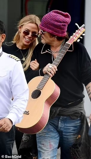 87253251 13629355 the female friend appeared charmed by the actor musician smiling m 49 1721057007591