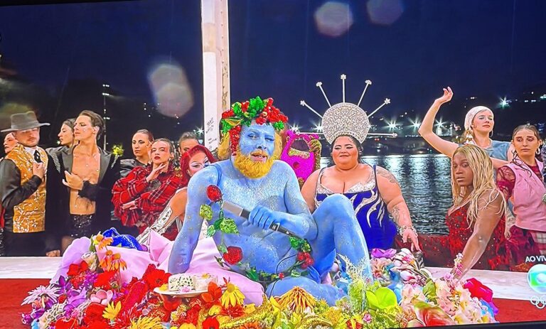 Παρίσι: Ο μπλε «Διόνυσος» της τελετής έναρξης σπάει την σιωπή του μετά τις αντιδράσεις για τον «Μυστικό Δείπνο» – Η θέση της Εκκλησίας της Γαλλίας