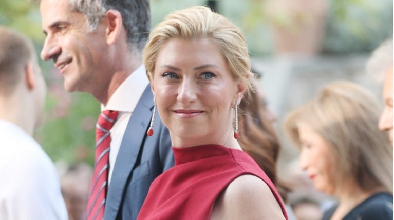 Σαν σταρ του σινεμά: H Σία Κοσιώνη με πορτοκαλί πέδιλα έκλεψε χτες όλα τα βλέμματα στο Προεδρικό Μέγαρο – Ήταν η πιο όμορφη από όλες