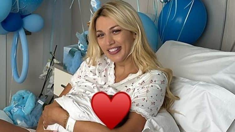 Η Κωνσταντίνα Σπυροπούλου θηλάζει στην παραλία