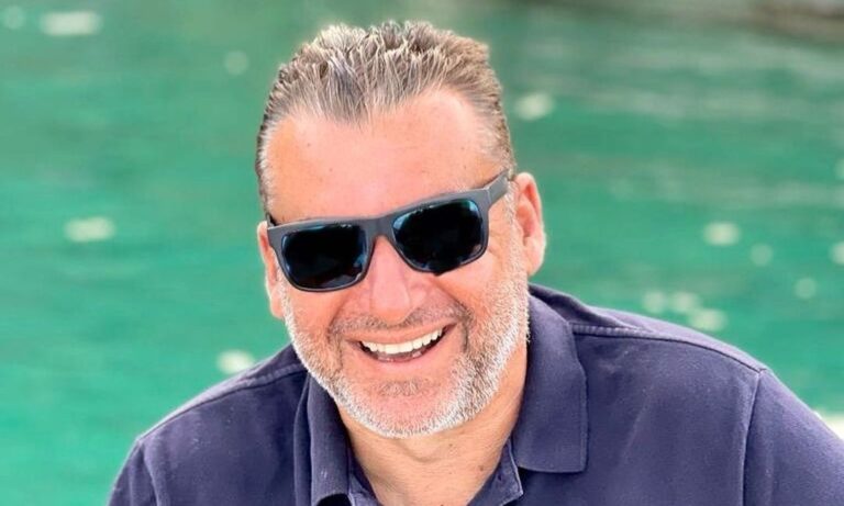 Γιώργος Λιάγκας: Το βίντεο από τις διακοπές του – Κολυμπάει στα καταγάλανα νερά της Τήνου