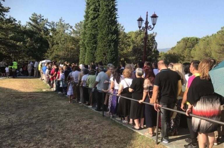 Πλήθος κόσμου στη Σουρωτή για τον Άγιο Παΐσιο: Ουρές πιστών για να προσκυνήσουν τον τάφο του