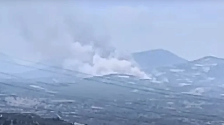 Φωτιά κοντά σε σπίτια στην Κορινθία – Επιχειρούν 11 αεροσκάφη, 5 ελικόπτερα, 97 πυροσβέστες