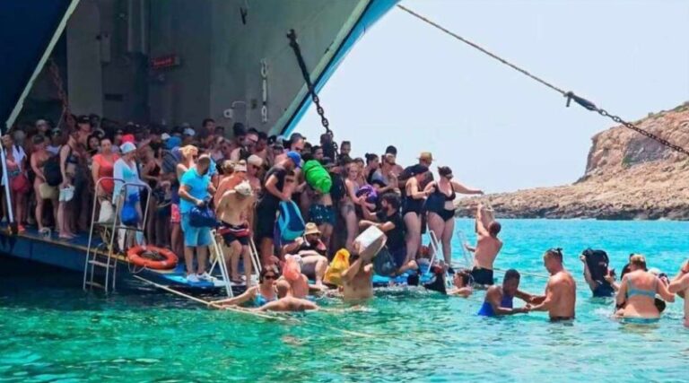 Κρήτη: Απίστευτες εικόνες στον Μπάλο – Βουτάνε μέχρι τον λαιμό από το πλοίο για να φτάσουν στην παραλία