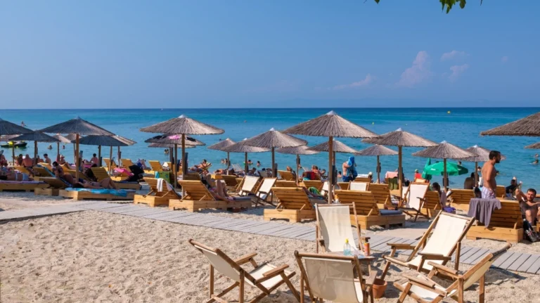 Σάλος με Beach bar: Eπιβάλλει dress code στους πελάτες του και προειδοποιεί για απαγόρευση εισόδου