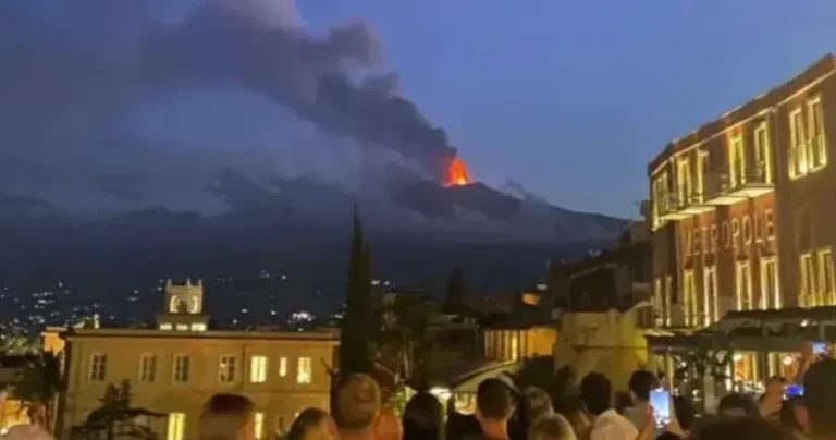 Ιταλία: Συναγερμός – «Ξύπνησε» το ηφαίστειο, εκτοξεύουν τέφρα και λάβα – Σε πανικό ο κόσμος