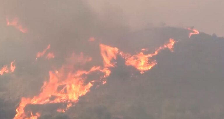 Ανεξέλεγκτη η φωτιά στα Χανιά – Εκκενώνονται άλλα δύο χωριά – Μάχη να μην πλησιάσουν οι φλόγες στα σπίτια