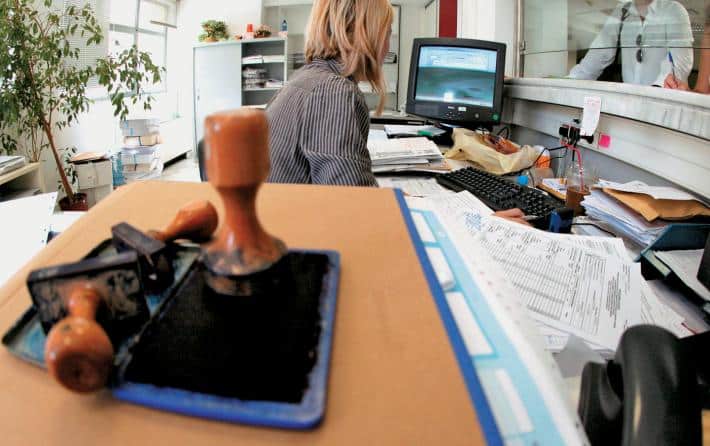 Απίστευτο κι όμως ελληνικό: Βιαζόντουσαν να φύγουν και κλείδωσαν πολίτη μέσα σε Δημόσια Υπηρεσία