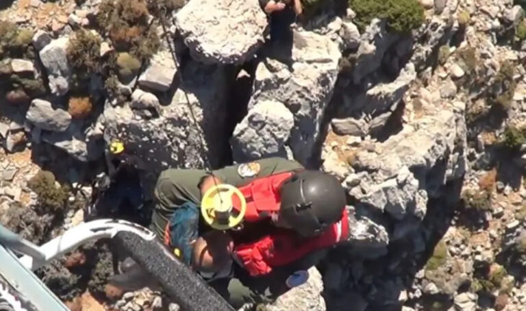 Χανιά: Βίντεο από τη διάσωση με Super Puma του Γερμανού που είχε εγκλωβιστεί στο φαράγγι της Σαμαριάς