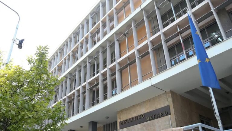 Θεσσαλονίκη: Καταδικάστηκαν ιδιοκτήτες ξενοδοχείου για τον θάνατο 4χρονου προσφυγόπουλου που καταπλακώθηκε από καγκελόπορτα