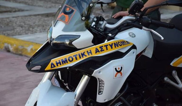 Χειροπέδες σε δημοτικούς υπαλλήλους του Δήμου Αθηναίων