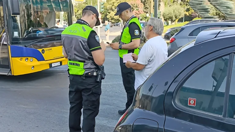 Τροχαία: Τέλος οι χάρτινες κλήσεις – Έρχονται τα «ραβασάκια» μέσω SMS και e-mail
