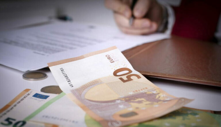 Συντάξεις: Αν έχετε τέτοια ποσά, δικαιούστε επίδομα έως 200 ευρώ