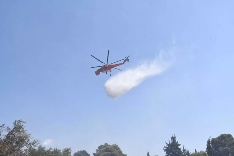 Ελικόπτερο της Πυροσβεστικής δέχθηκε επίθεση με πέτρες την ώρα κατάσβεσης φωτιάς – Είχε πάει να γεμίσει νερό