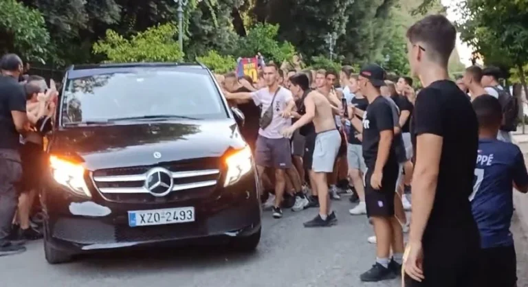 «Πανικός» έξω από το Μαξίμου: Πιτσιρικάδες εντόπισαν τον διάσημο YouTuber «IShowSpeed» και τον καταδίωξαν