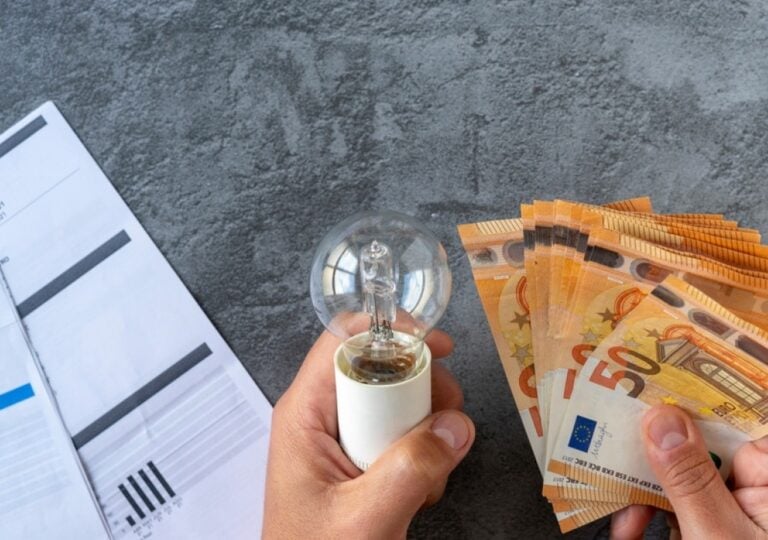Ποια τιμολόγια θα επιδοτηθούν τον Αύγουστο – Τι θα γίνει με τους λογαριασμούς ρεύματος