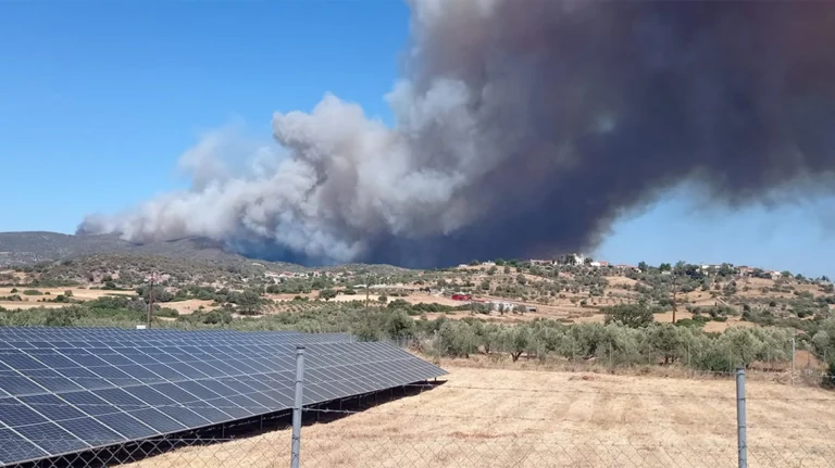 Καίγεται πάλι η Ελλάδα: Μεγάλη φωτιά τώρα –  Εκκενώνονται χωριά – Μεγάλη μάχη με τις φλόγες