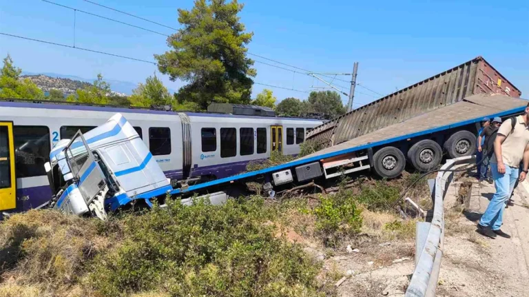 Εύβοια: Τρεις τραυματίες από τη σύγκρουση φορτηγού με τρένο με 130 επιβάτες – Νέες φωτογραφίες και βίντεο