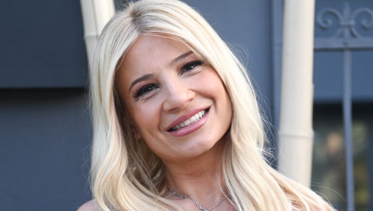 Φαίη Σκορδά: Αγκαλιά με τους γιους της στην Χαλκιδική μετά από μέρες – Με μαζεμένα μαλλιά και άβαφη