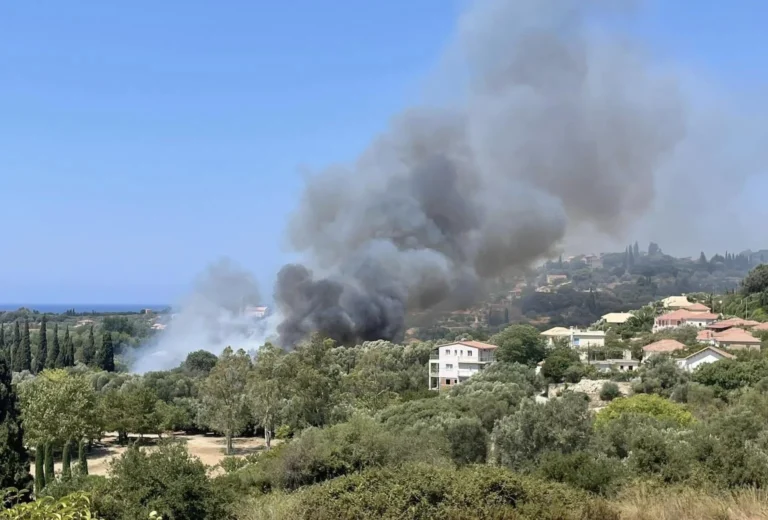 Νέα μεγάλη φωτιά τώρα σε νησί δίπλα από σπίτια – Συναγερμός στην Πυροσβεστική – Ήχησε το 112