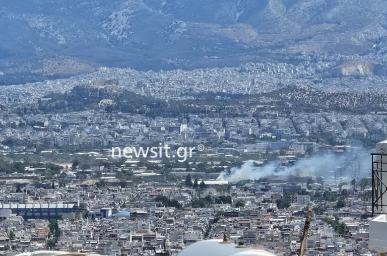 Φωτιά τώρα στο Αιγάλεω: Μήνυμα από το 112 – «Κλείστε πόρτες και παράθυρα»