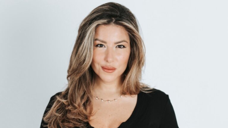 Στα χνάρια της Ράνιας Τζίμα: Η εντυπωσιακή αλλαγή της Αναστασίας Γιάμαλη στην επίσημη φωτογράφιση του Mega