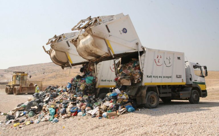 Φρικτό εργατικό δυστύχημα στον ΧΥΤΑ Φυλής – Νεκρός οδηγός απορριμματοφόρου