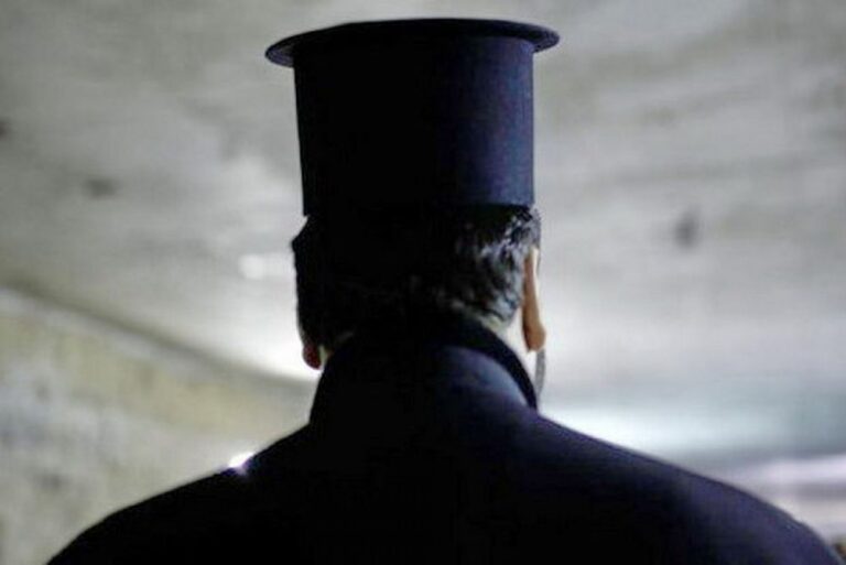 Χαμός στην Κηφισιά: Παπαδιά «τσάκωσε» ιερέα σε ξενοδοχείο ημιδιαμονής