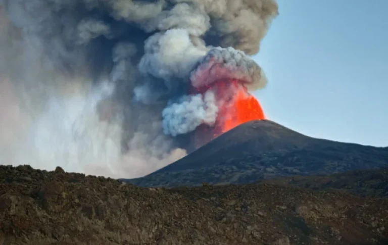 Συναγερμός στην Ιταλία – Τα ηφαίστεια Αίτνα και Στρόμπολι εκτοξεύουν τέφρα και λάβα
