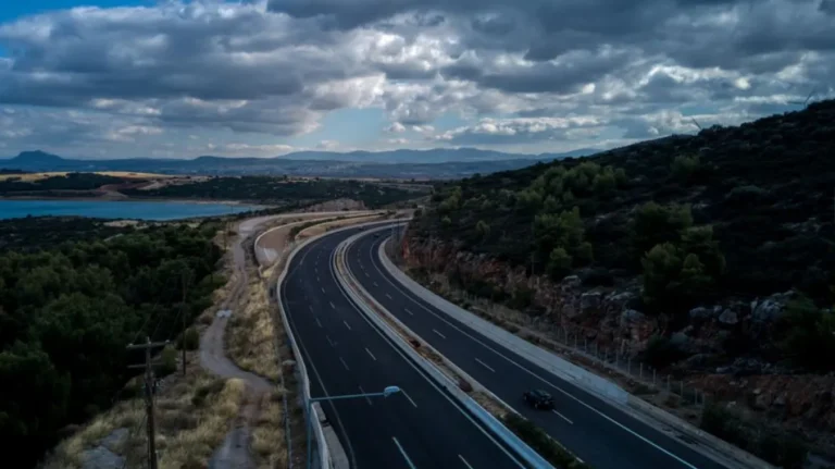 Τούμπαρε βυτιοφόρο στην Αθηνών – Λαμίας στο ύψος της Υλίκης: Έκλεισε και στα δύο ρεύματα η εθνική οδός