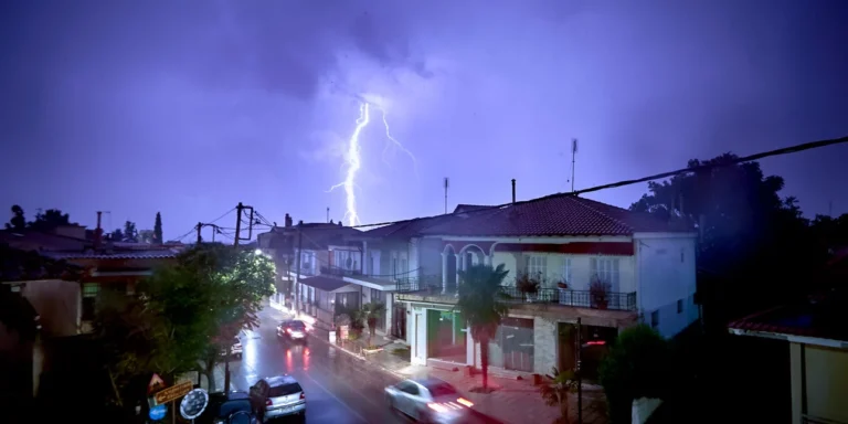 Αυτές οι 11 περιοχές θα έχουν τα μεγαλύτερα προβλήματα από την κακοκαιρία με κεραυνούς και καταιγίδες αύριο