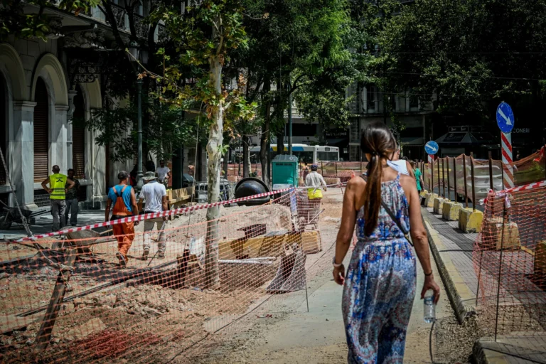 Καύσωνας: Auτά είναι τα έκτακτα μέτρα σε ιδιωτικό τομέα, ντιλίβερι, δημόσιο, οικοδομές