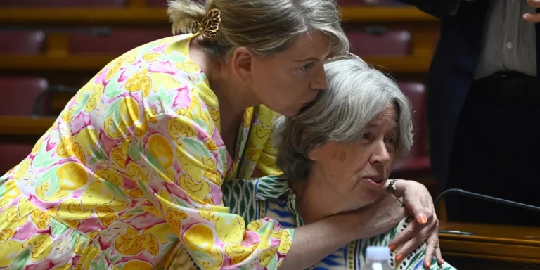 Δείτε εικόνες: Οι βουλευτές του ΣΥΡΙΖΑ παρηγορούν την Αθηνά Λινού μετά τα δάκρυα για το bullying Πολάκη