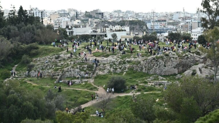 Συναγερμός: Φωτιά ξανά στον Λόφο Φιλοπάππου – Είχε πιάσει φωτιά και πριν λίγες μέρες