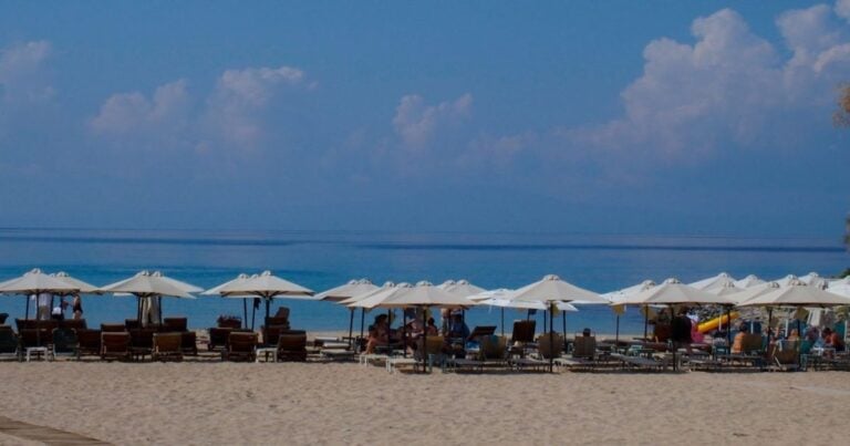 Έκτακτο: Έκρηξη σε beach bar στη Μεσσηνία: Ανήκει στον σύζυγο της Φανής Χαλκιά