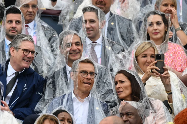 Σάλος με φωτογραφία του Κυριάκου Μητσοτάκη με νάιλον που τον παρουσιάζει ως τον ΕΤ τον εξωγήινο στην έναρξη των Ολυμπιακών Αγώνων  