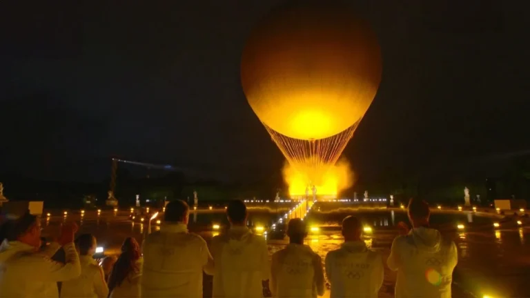 Ολυμπιακοί Αγώνες 2024: Η ολυμπιακή φλόγα άναψε στον εντυπωσιακό βωμό – αερόστατο