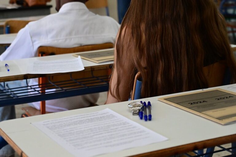 Τέλος οι Πανελλήνιες το 2025 – «Κλείδωσε» το σχέδιο του υπουργείου Παιδείας