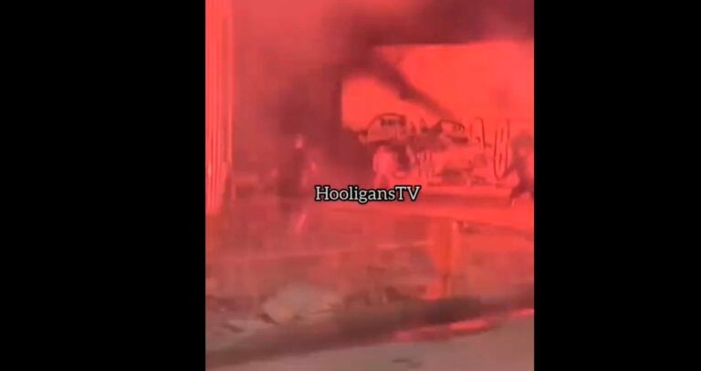 Άγρια συμπλοκή μεταξύ οπαδών Παναθηναϊκού και ΑΕΚ στο Κοματερό – Χούλιγκαν τρέχουν στους δρόμους