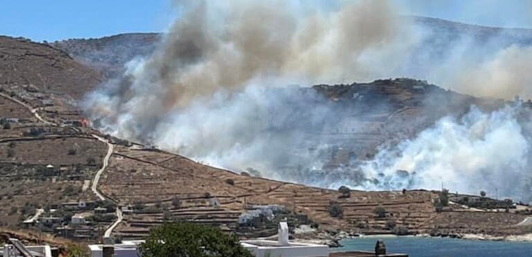 Φωτιά στην Κέα: Σηκώθηκαν αερόπλανα και ελικόπτερα – «Απομακρυνθείτε τώρα» – Καίγονται κατοικίες