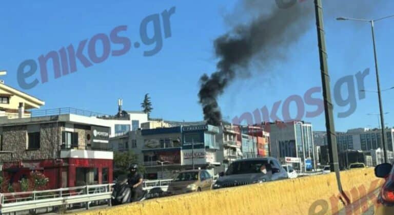 Φωτιά σε ταράτσα κτιρίου στη Λεωφόρο Κηφισίας στο Χαλάνδρι