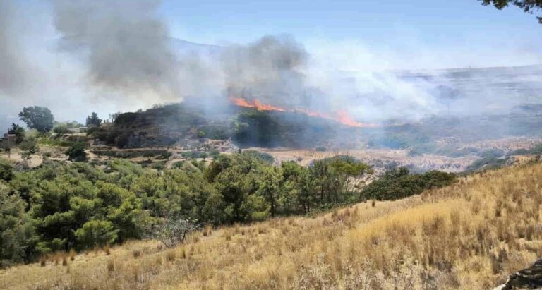 Μεγάλη φωτιά στο νησί της Σύρου κοντά σε σπίτια: Εκκενώνονται περιοχές – Απομακρύνονται κάτοικοι