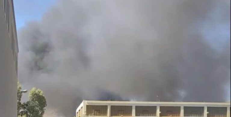 Φωτιά στον Ασπρόπυργο – Ήχησε το 112 – «Κλείστε πόρτες και παράθυρα»