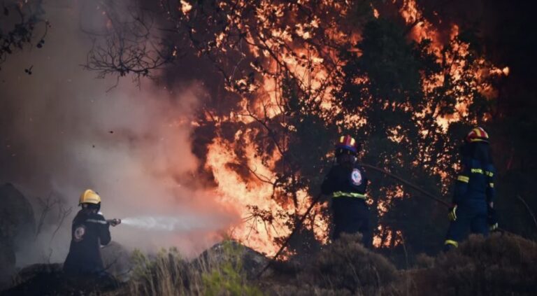 Φωτιά τώρα στην Αττική – Επιχειρούν δύο αεροσκάφη και τρία ελικόπτερα