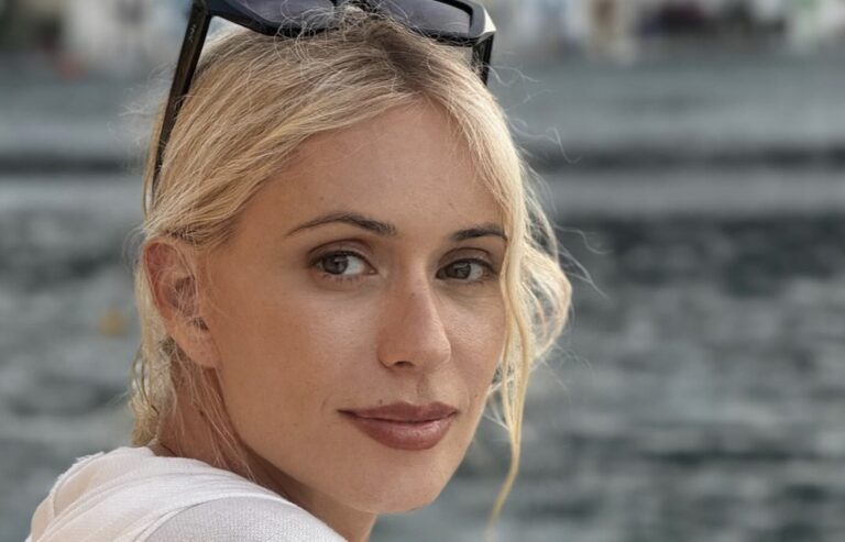 Σάλος με φωτογραφία πασίγνωστης Ελληνίδας – Κανείς δεν την αναγνωρίζει