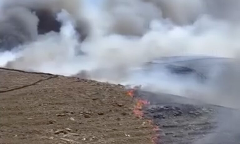 Φωτιά στη Τζια στην περιοχή Ποίσσες: Μήνυμα του 112 για απομάκρυνση κατοίκων